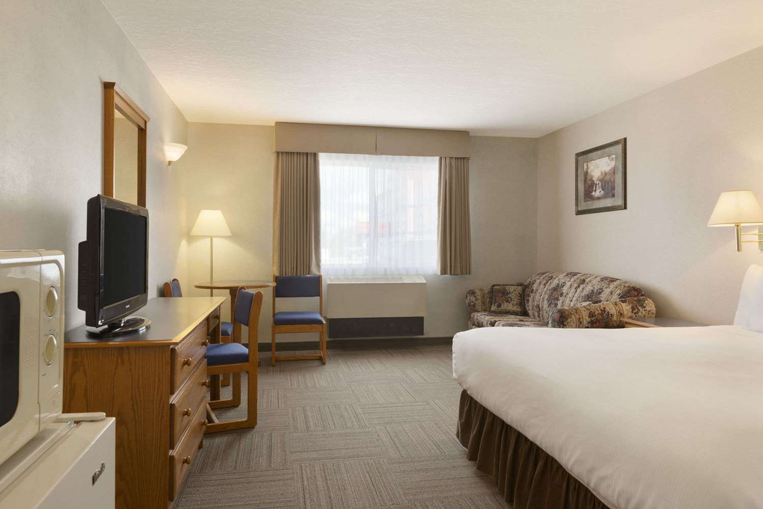 Days Inn By Wyndham Hinton 9/35