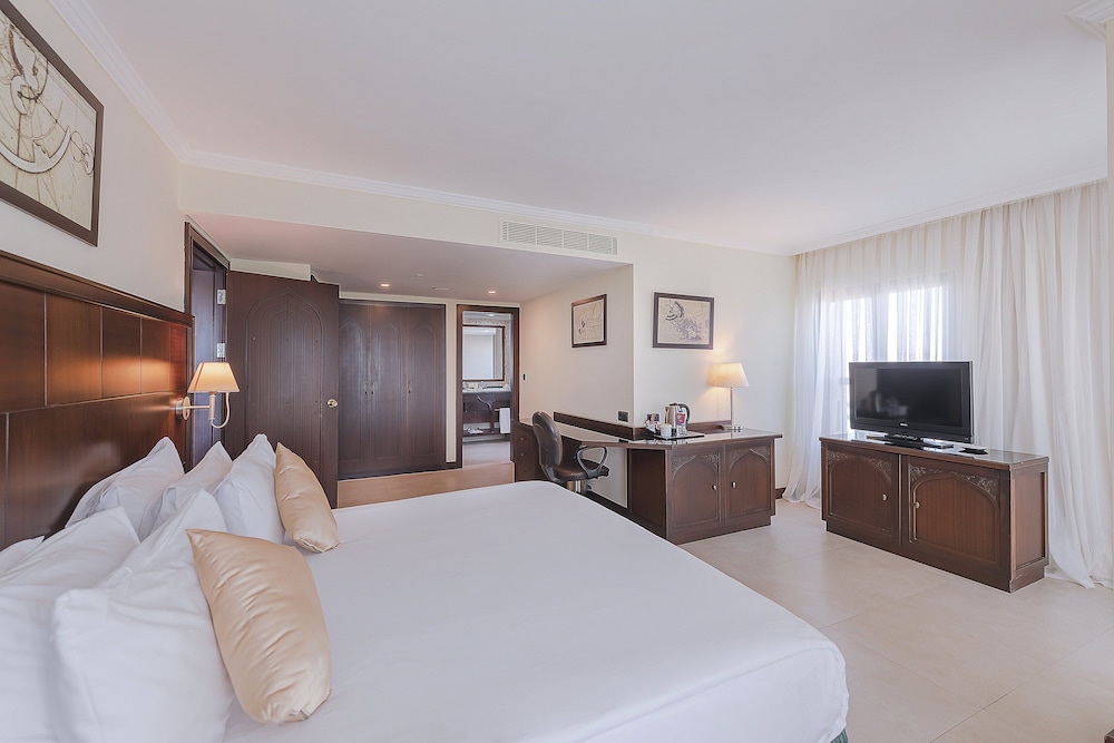 1 Bedroom, Suite, King Bed, Sea Front, Sofa