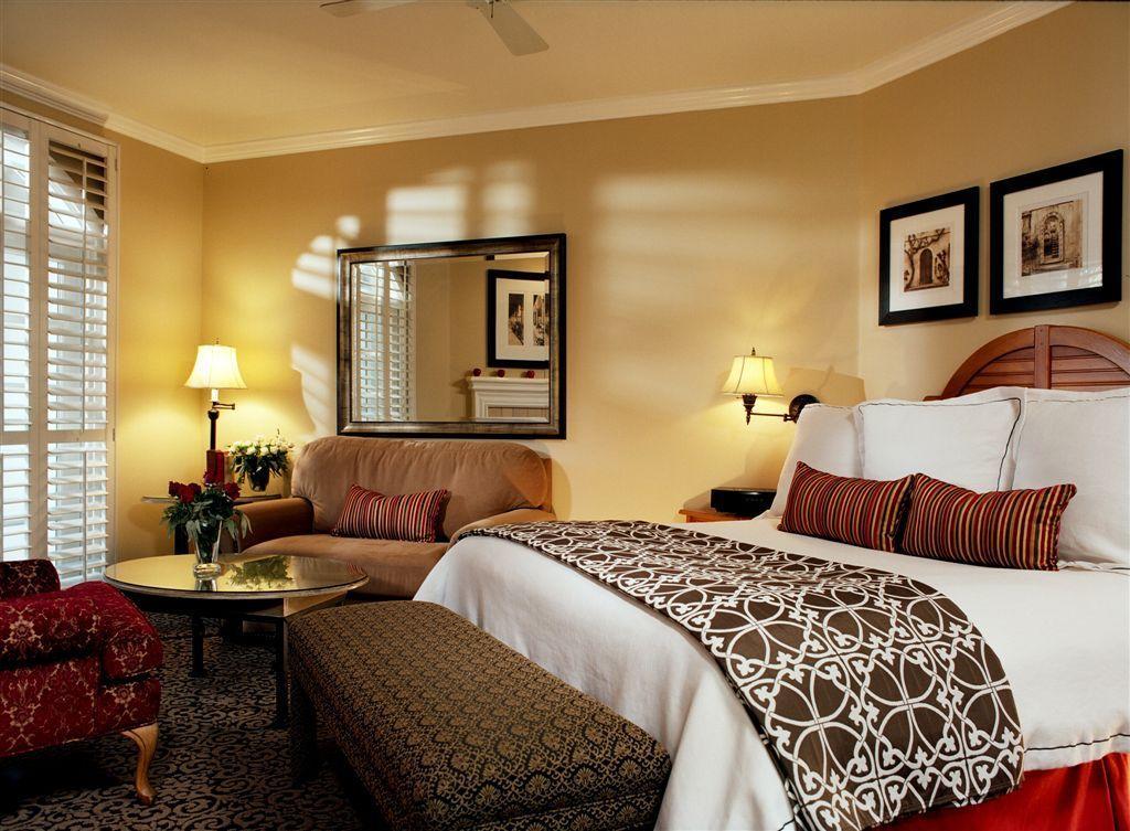 THE WESTLAKE VILLAGE INN 11/36