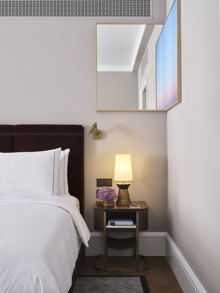 PREMIER, KING BED