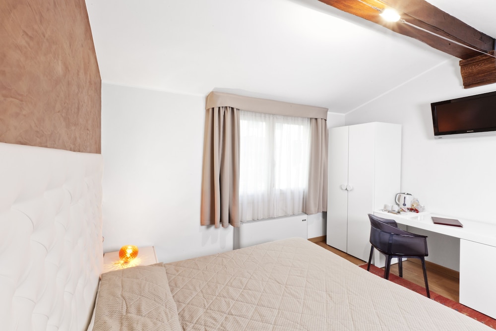 ROOM, DOUBLE OR TWIN BED, ANNEX