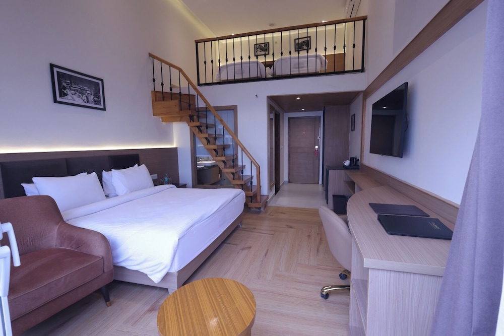 Ramada By Wyndham Mussoorie Mall Road 17/48