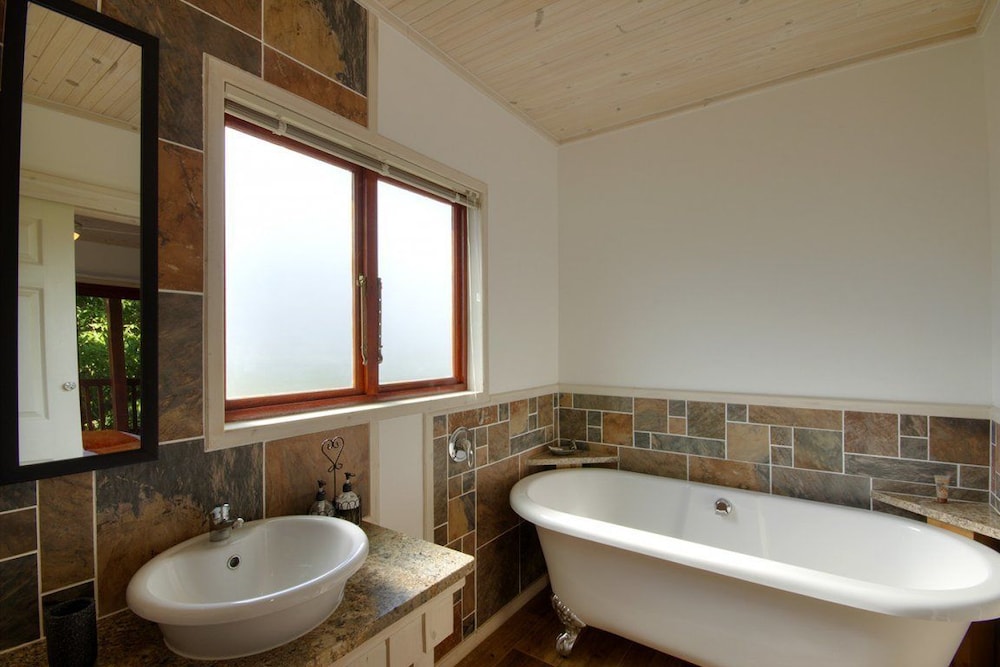 Monzi Safari Lodge 66/69