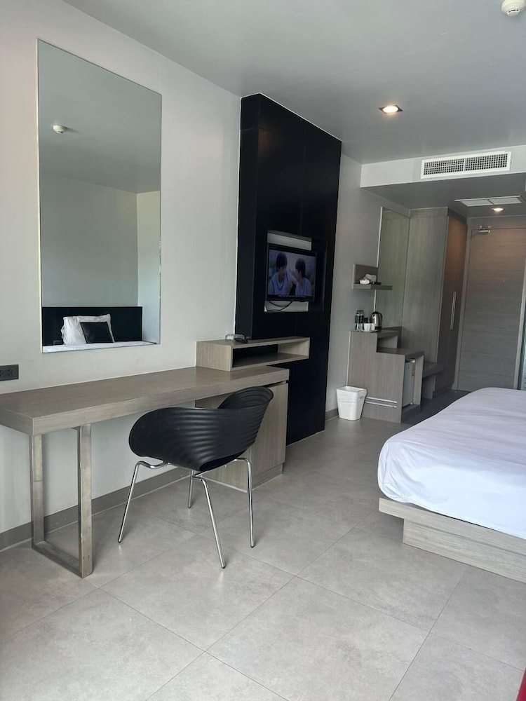 Neon Patong Hotel 54/65