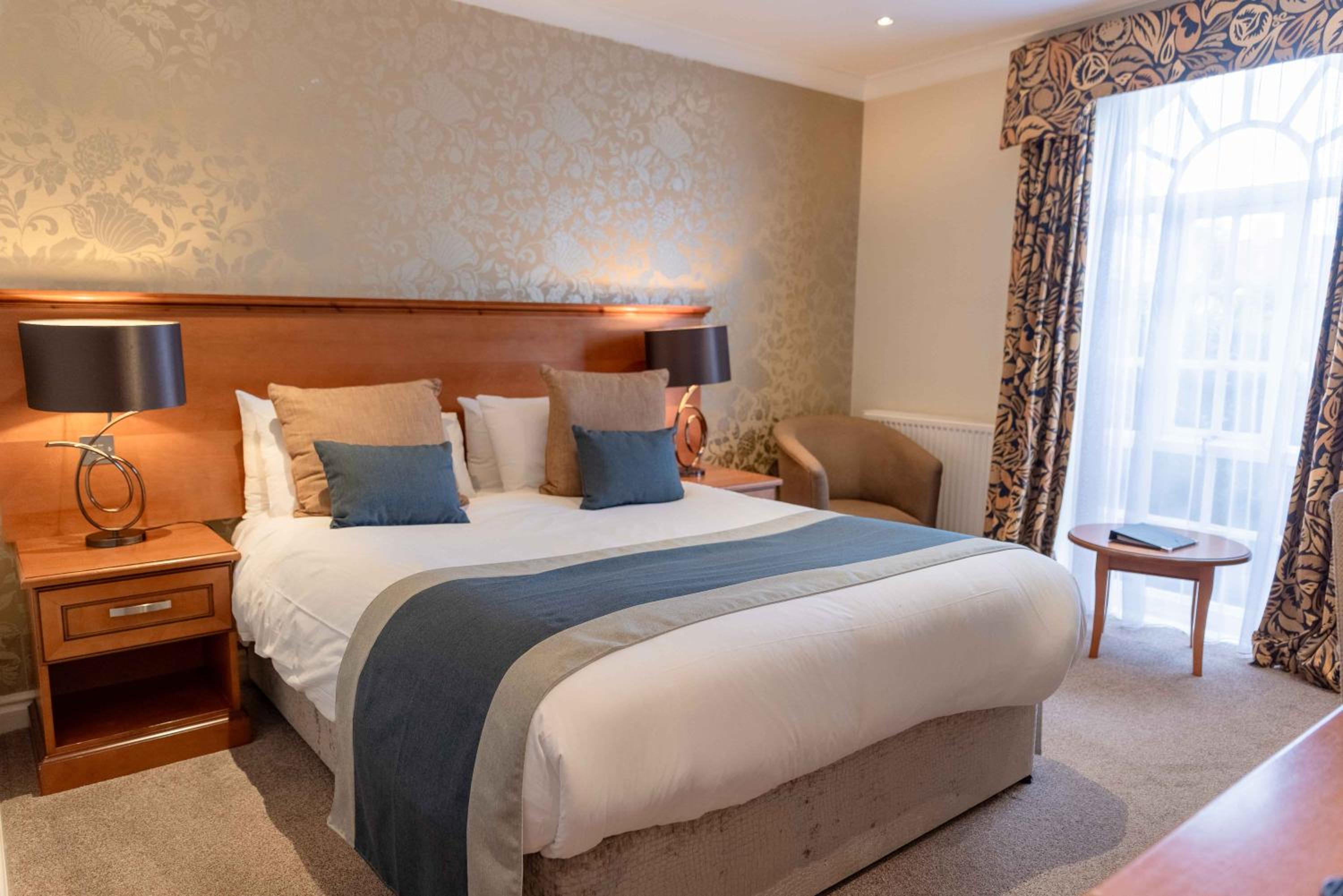 Club, Queen Bed