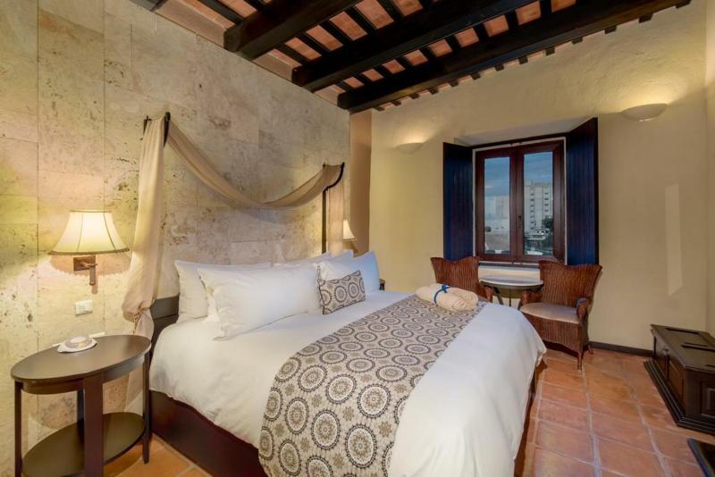 Colonial, Single, Queen Bed