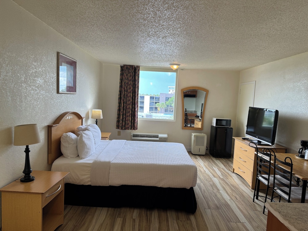 ROOM, KING BED, KITCHENETTE