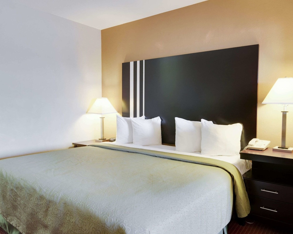Quality Inn and Suites Clarksville 13/39