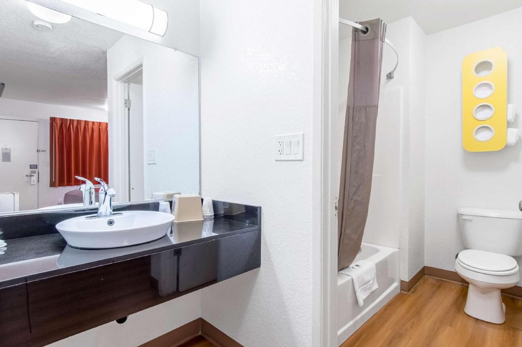 2 Full Beds - Non-Smoking, Mini Fridge، Motel6 Bakersfield, CA - Central 5/5