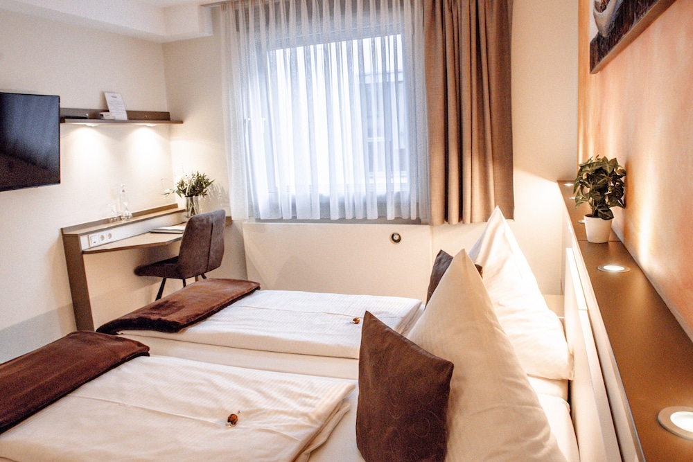Central Hotel 9/36