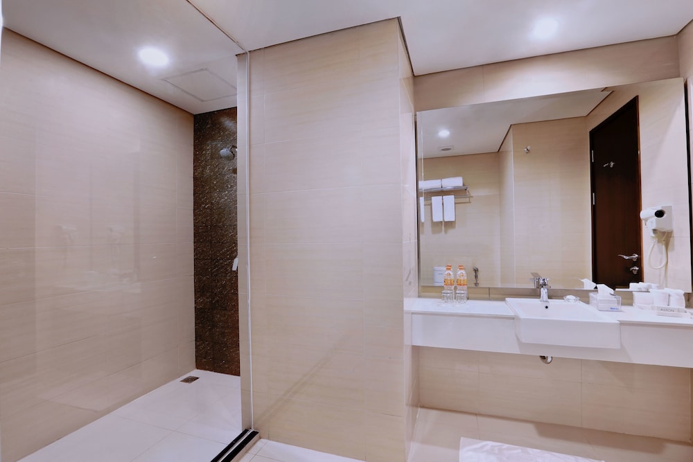غرفة بريميير ديلوكس بسرير كينج، Aston Imperial Bekasi Hotel & Conference Center 3/3