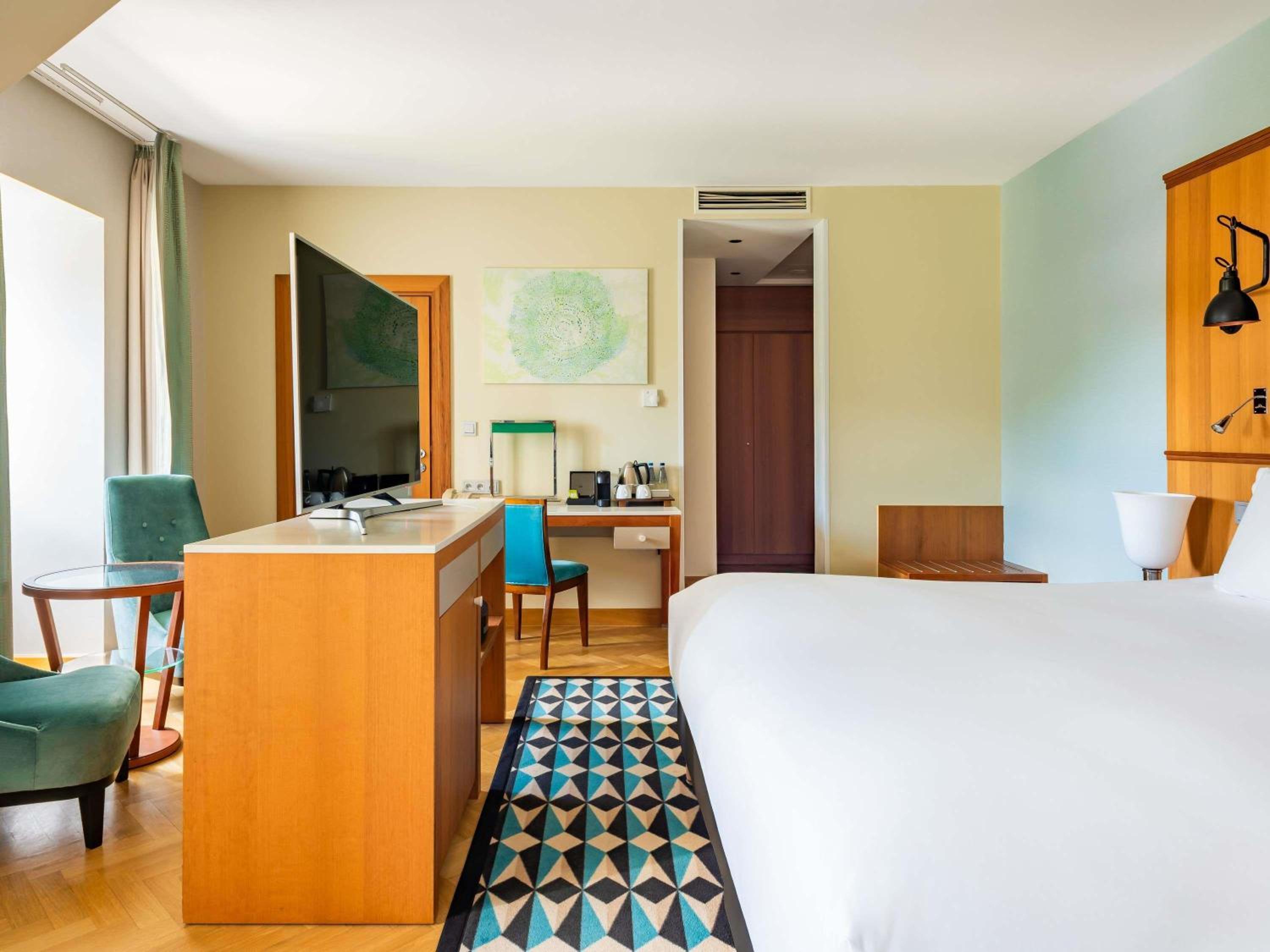 Junior Suite, Queen Bed, Park Side