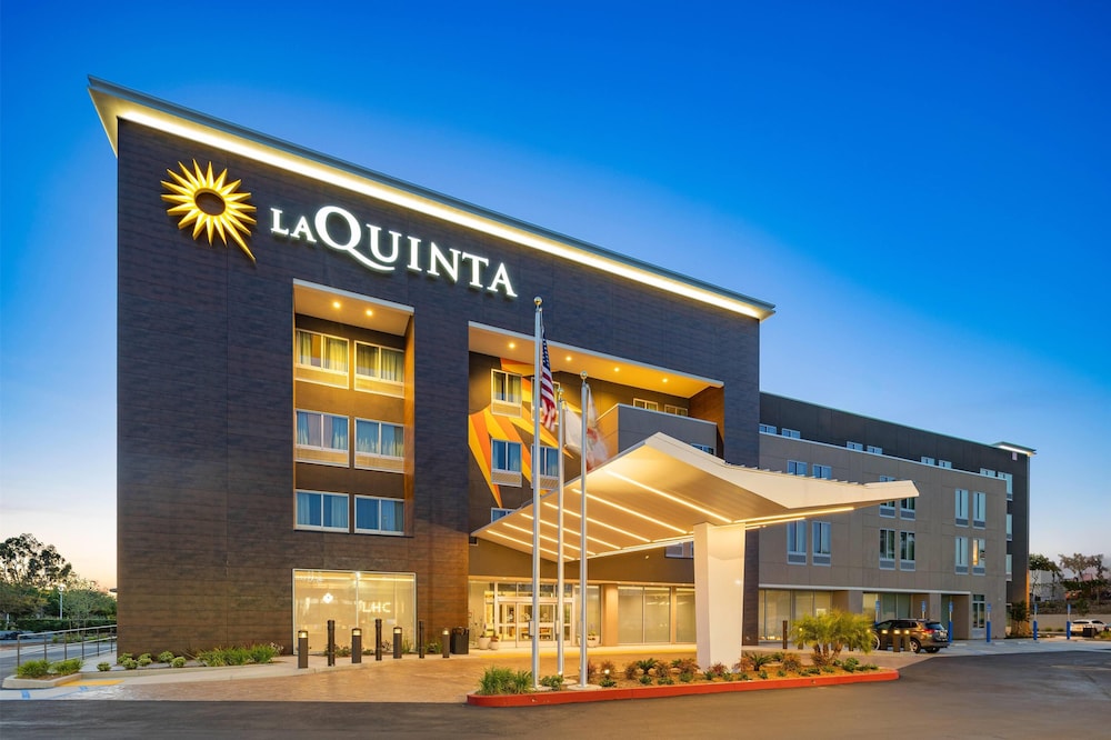 La Quinta Inn and Suites by Wyndham La Habra 5/60