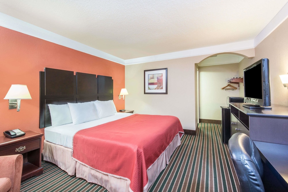 Howard Johnson by Wyndham Historic Lake Charles 9/44