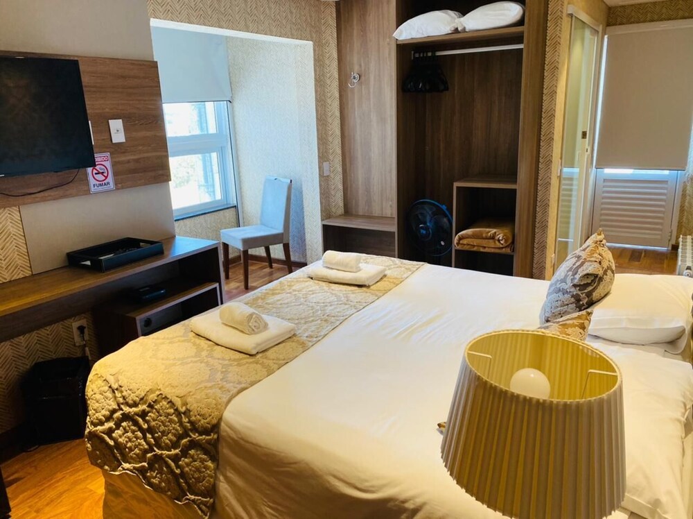 Chris Park Hotel 35/74
