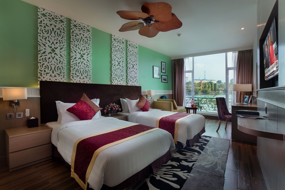 PREMIER, TWIN BEDS, LAKE VIEW