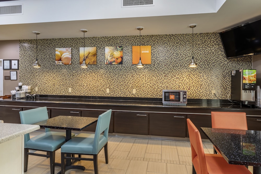 Comfort Inn & Suites Cleveland TX 27/40