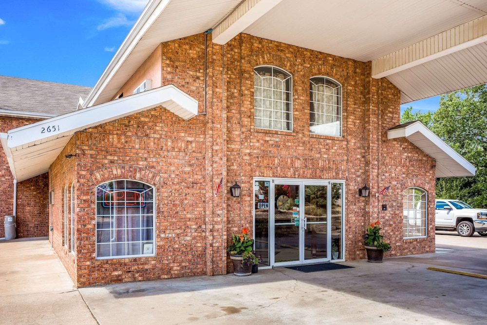 Rodeway Inn Branson, Brick House 3/35