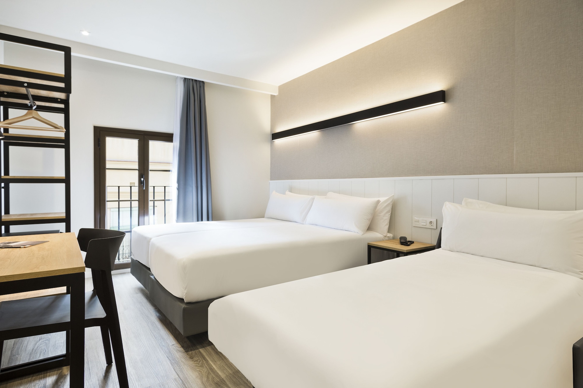 ROOM, TRIPLE, TWIN BEDS, SOFA