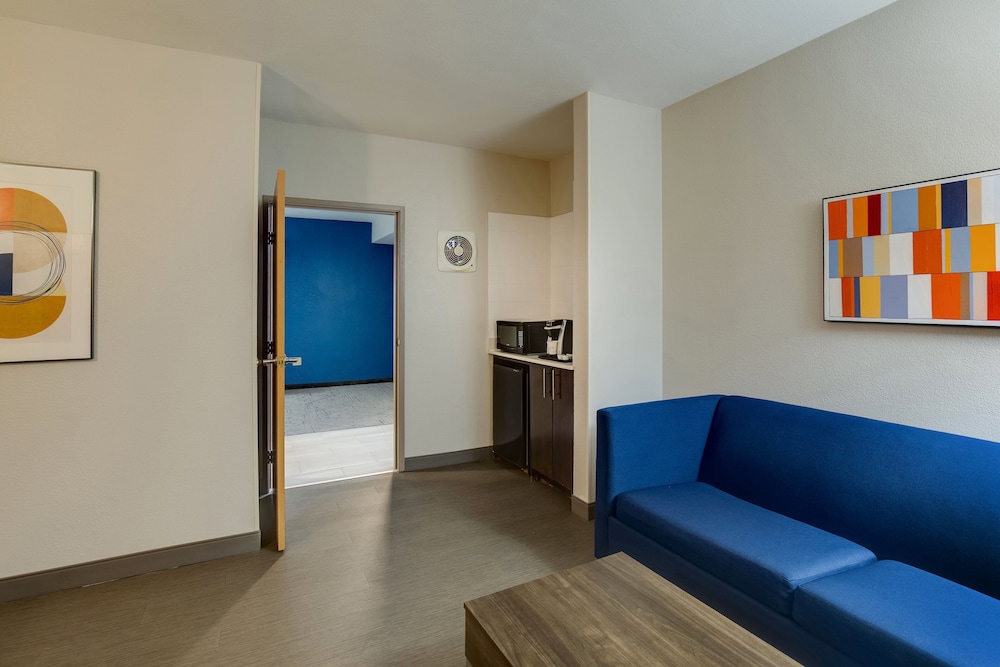 Holiday Inn Express & Suites I-95 Capitol Beltway-Largo 35/57