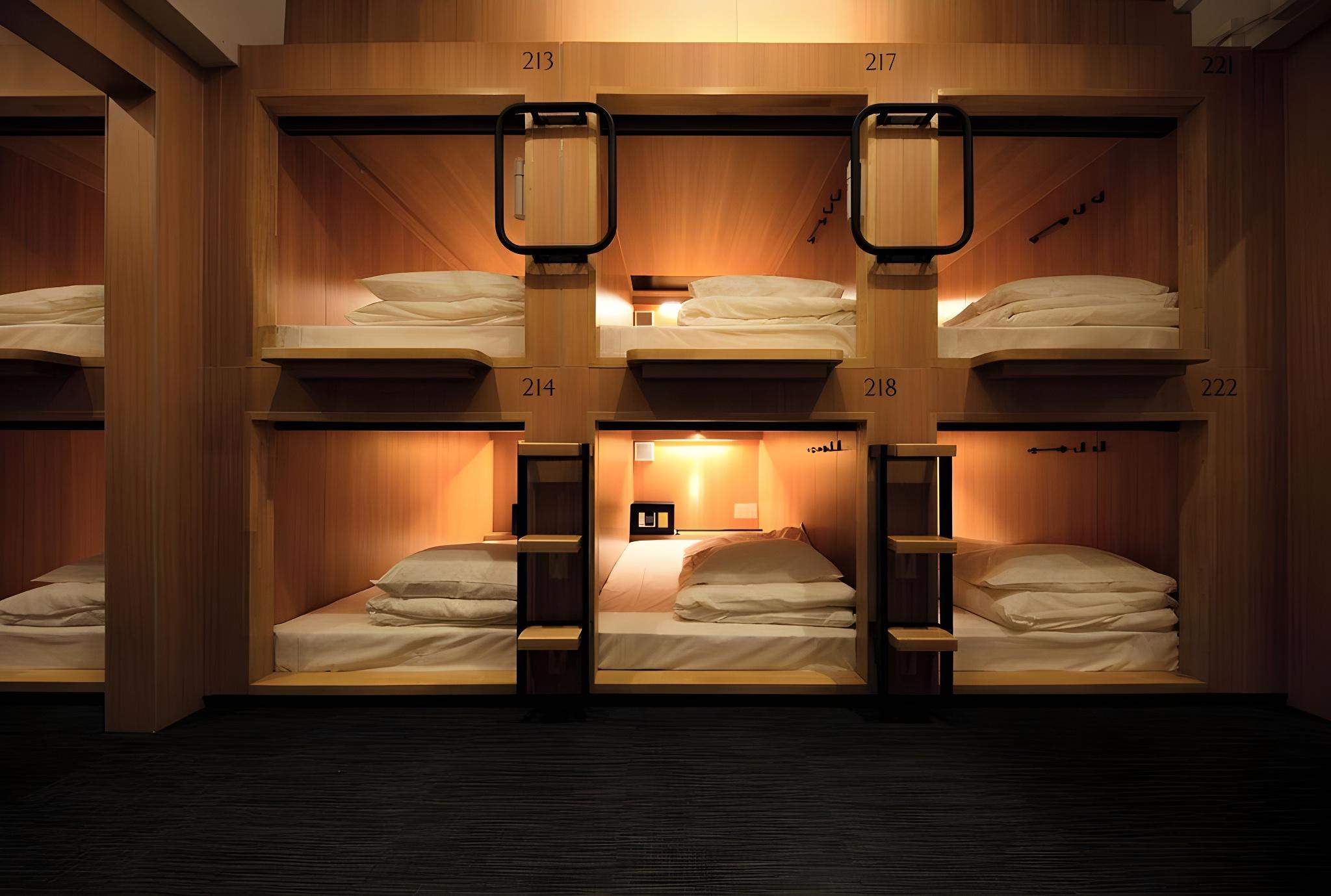 Adjoining, Capsule, Male Dorm, Standard