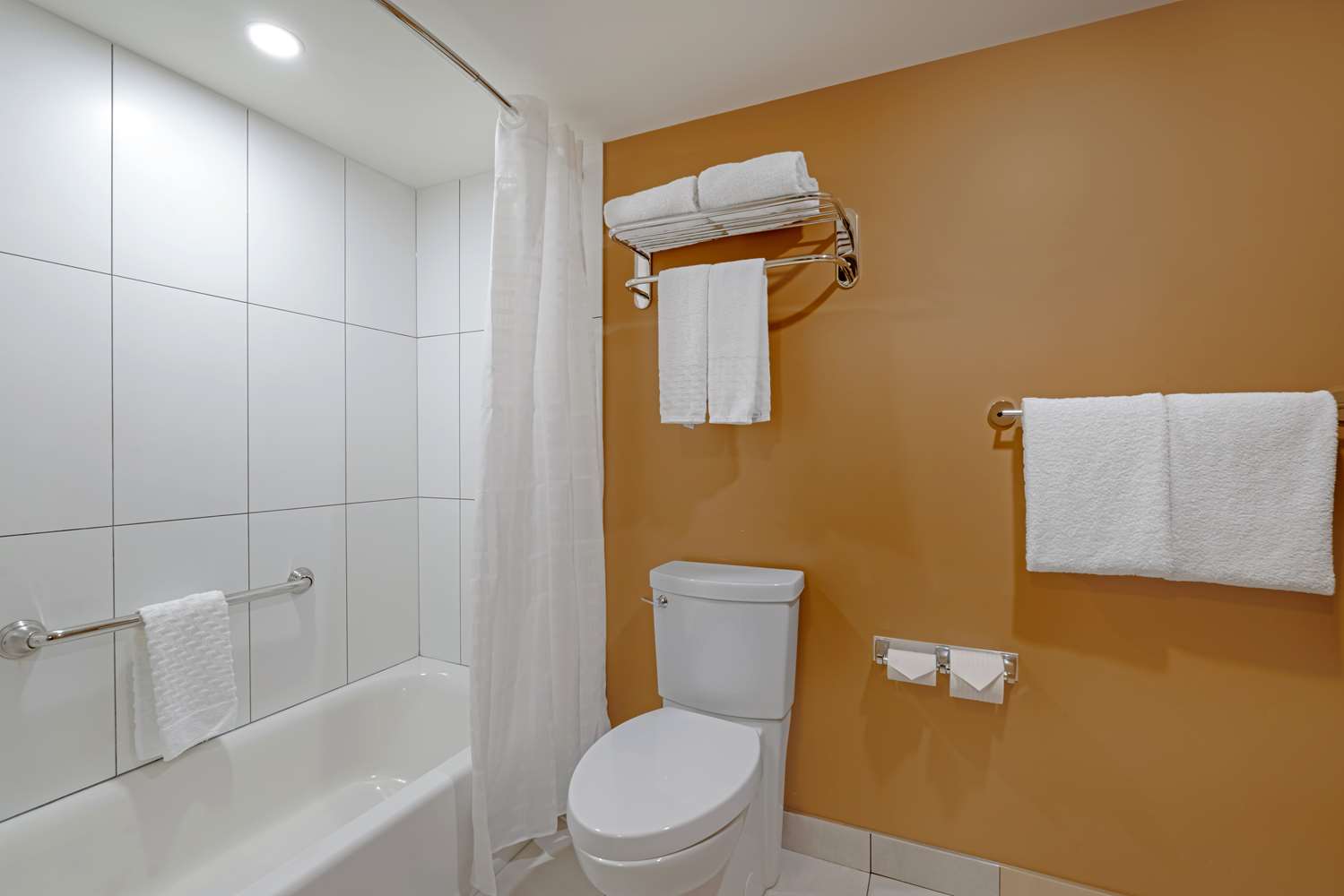 Best Western Plus Emerald Isle Hotel 20/21