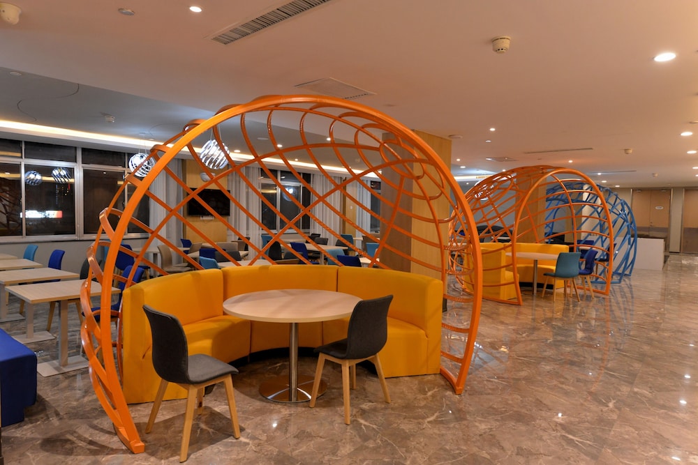 HOLIDAY INN EXPRESS WEIHAI ECONOMIC ZONE 46/54