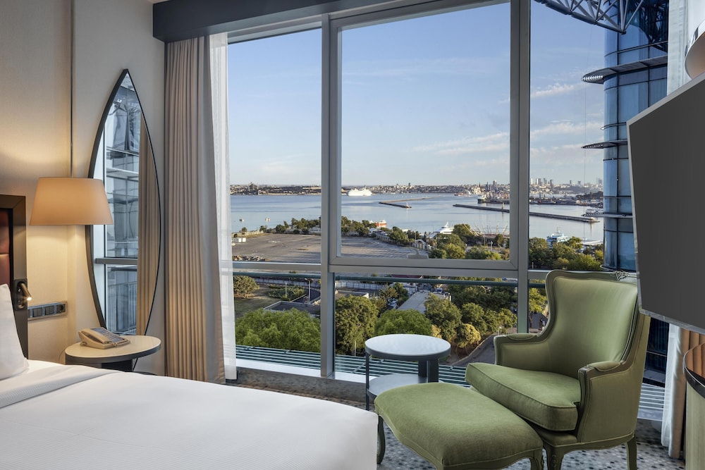 غرفة ديلوكس بسريرين منفصلين بإطلالة على البحر بحوض استحمام، Doubletree By Hilton Hotel Istanbul - Moda 7/10