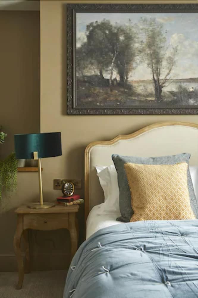 ROOM, DOUBLE BED, LARGE
