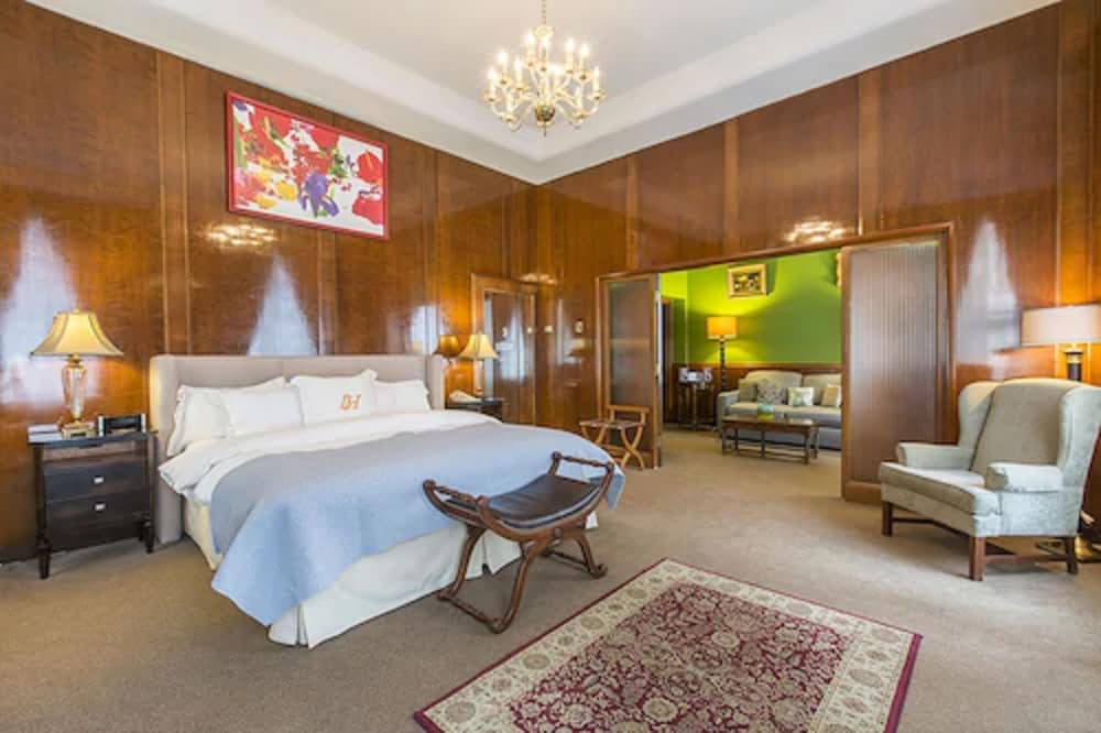 SUITE, KING BED
