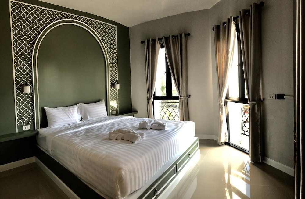 PREMIER, KING BED, PRIVATE BATHROOM