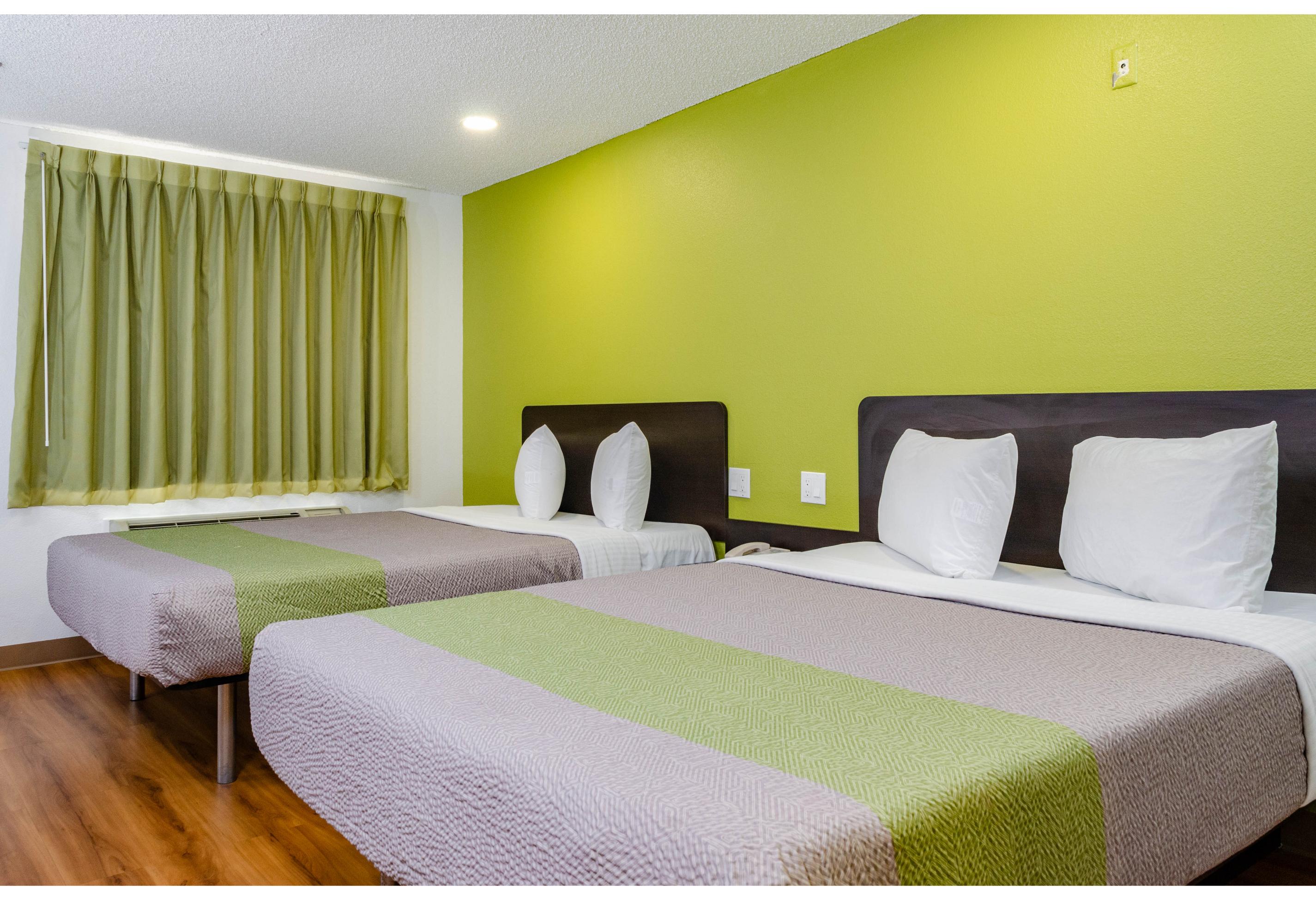 2 Queen Beds - Non-Smoking, Micfridge