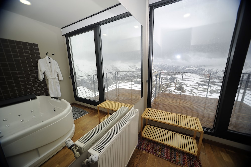 Quadrum Ski & Yoga Resort 66/68