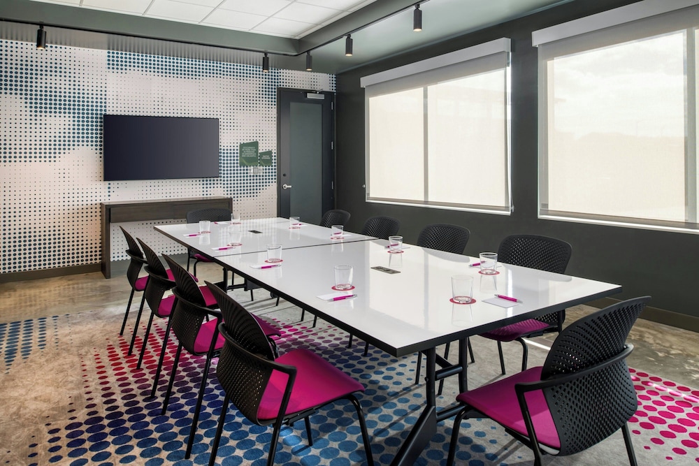 Aloft Sacramento Airport Natomas 35/43