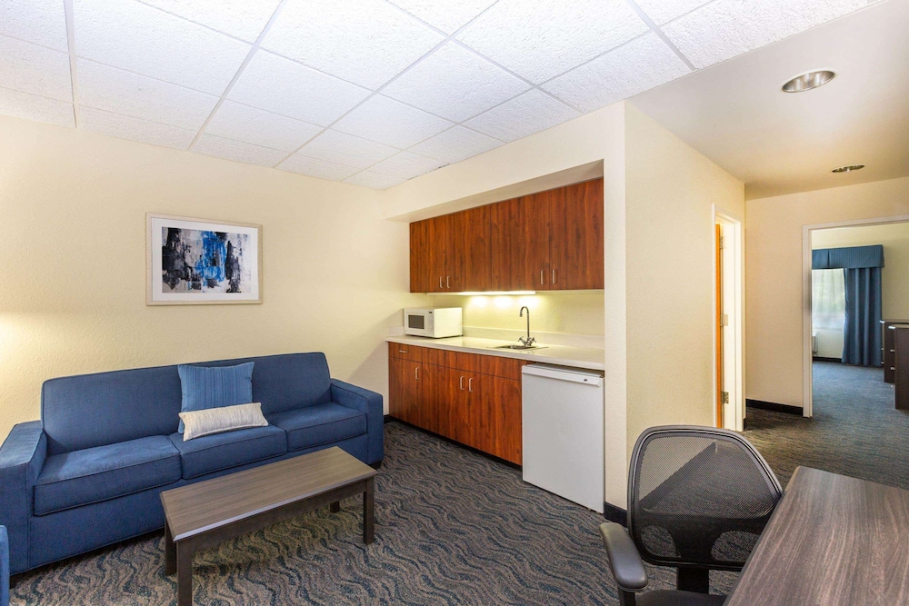 Baymont By Wyndham Des Moines Airport 34/56