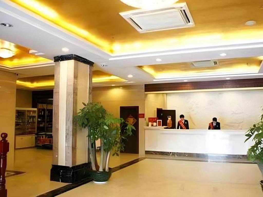 Vienna Hotel (Shenzhen Pinghu Center Metro Station) 13/42