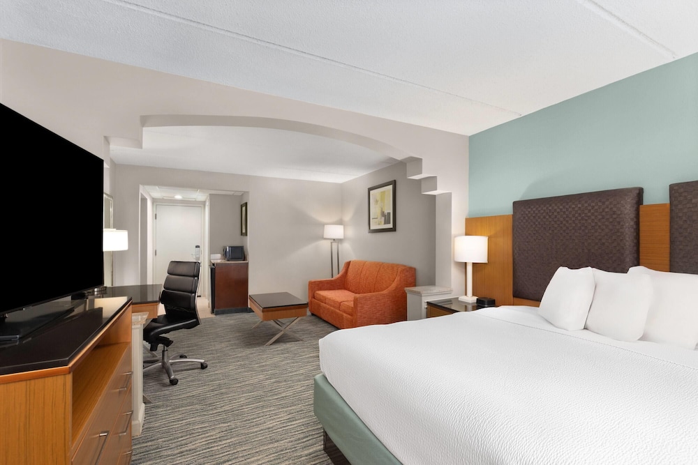 SUITE, KING BED