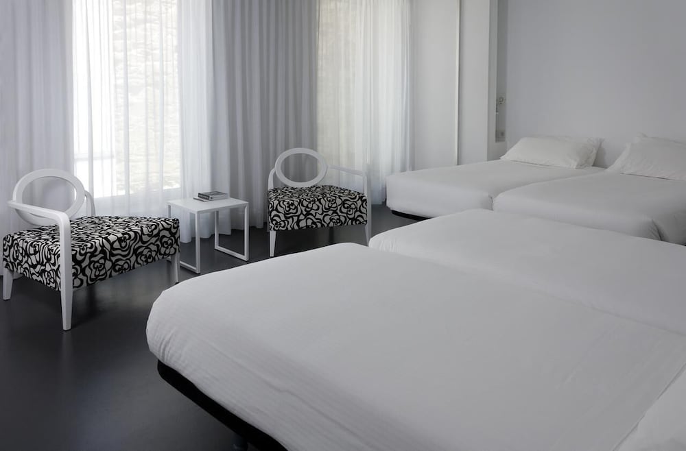 FAMILY, QUADRUPLE, MULTIPLE BEDS