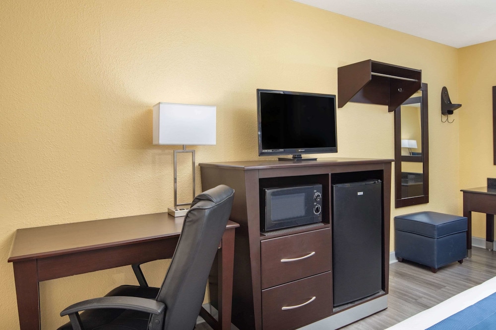 Days Inn by Wyndham Muscle Shoals 27/32