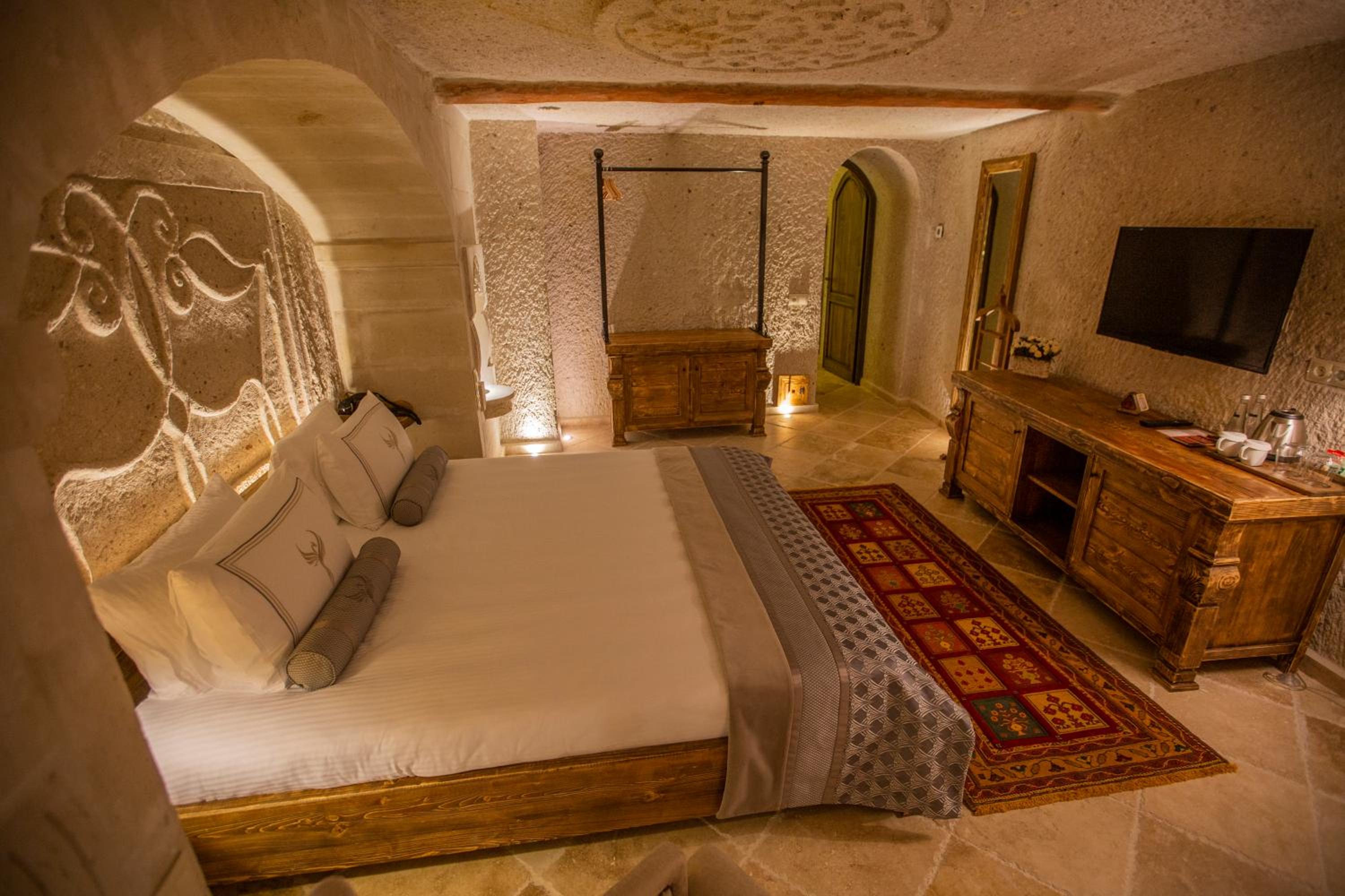Cave, Advantage, Nino Cave Suites 4/10