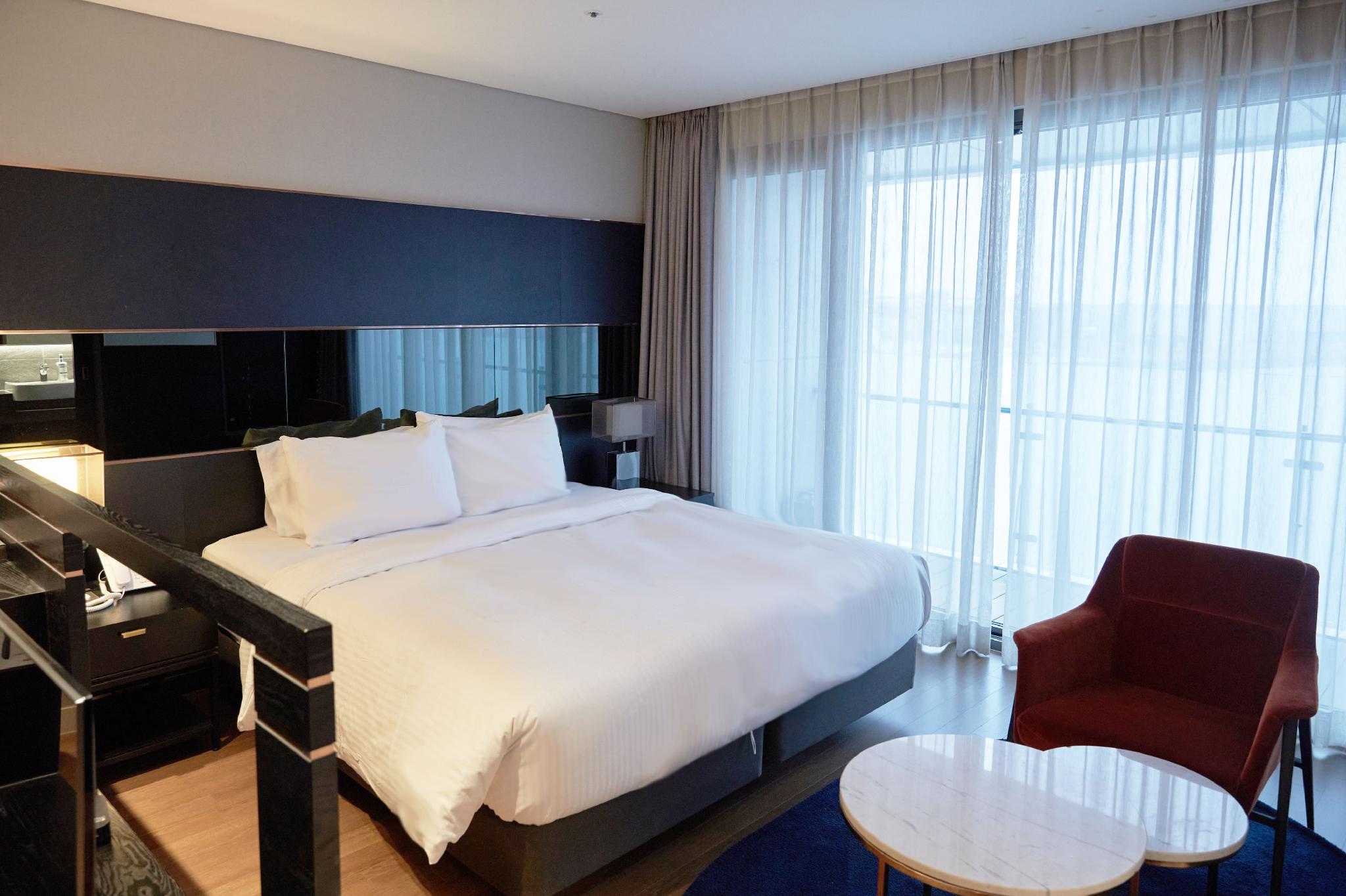 Junior, Family, Quadruple, King Bed, Pool Access