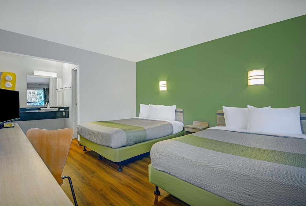 غرفة قياسية بسريرين كوين، Motel6 Tallahassee, FL - Downtown 3/4