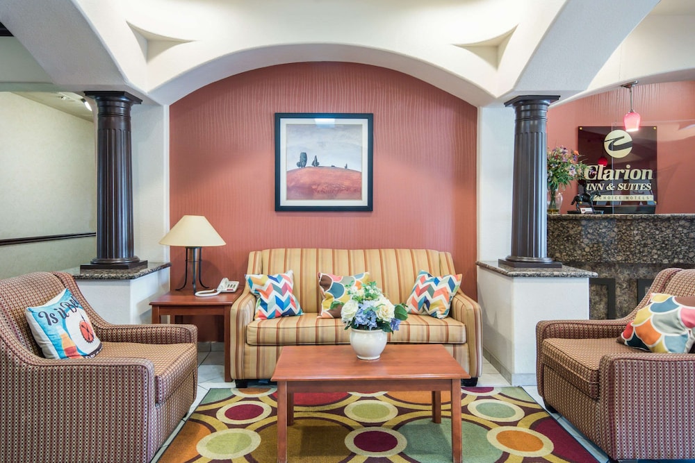Clarion Inn & Suites Weatherford South 24/33
