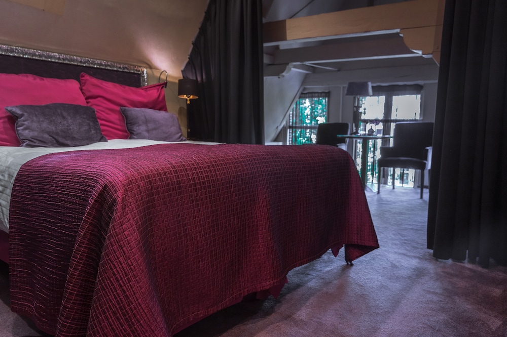 STANDARD, DOUBLE OR TWIN BED, CANAL VIEW