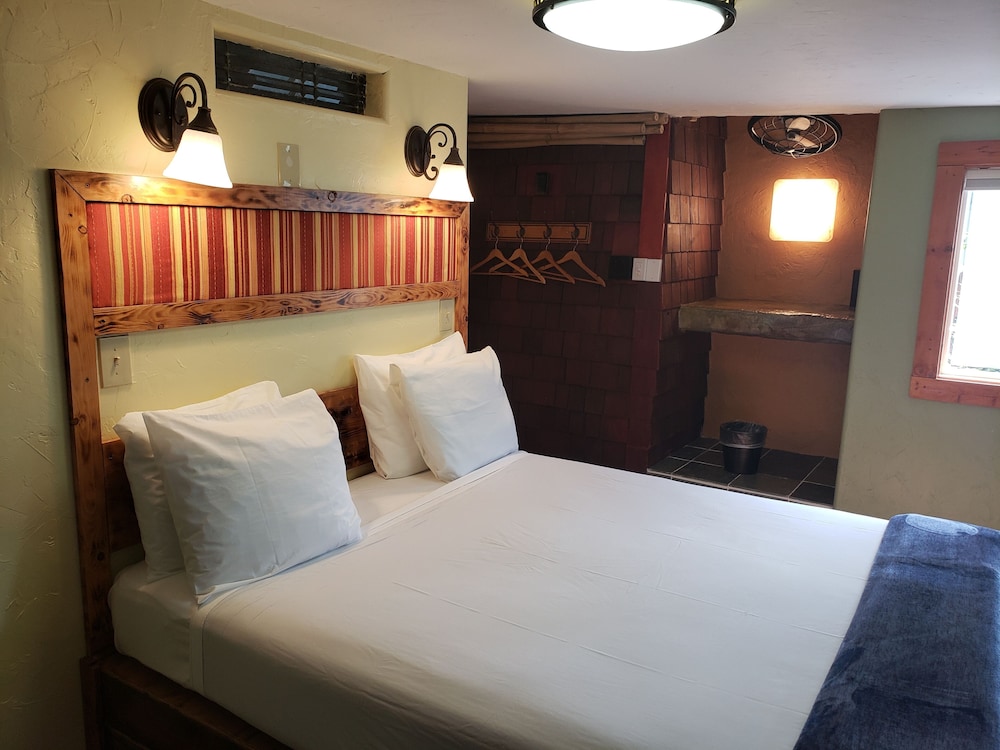 STANDARD, QUEEN BED