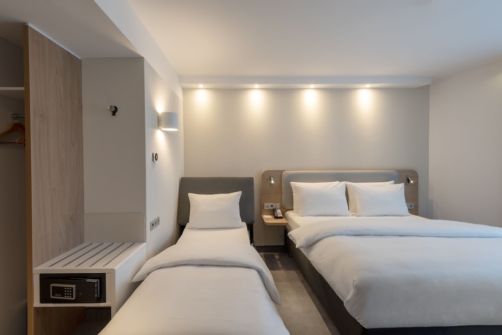 HOLIDAY INN EXPRESS AND SUITES POTSDAM 23/58