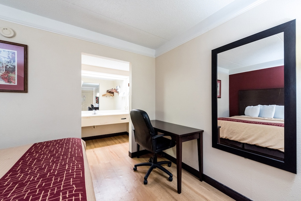 Red Roof Inn & Suites Clinton 33/41