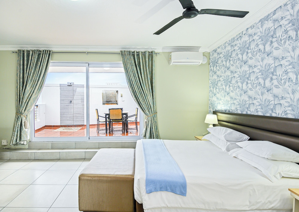 Superior, Queen Bed, Sofa