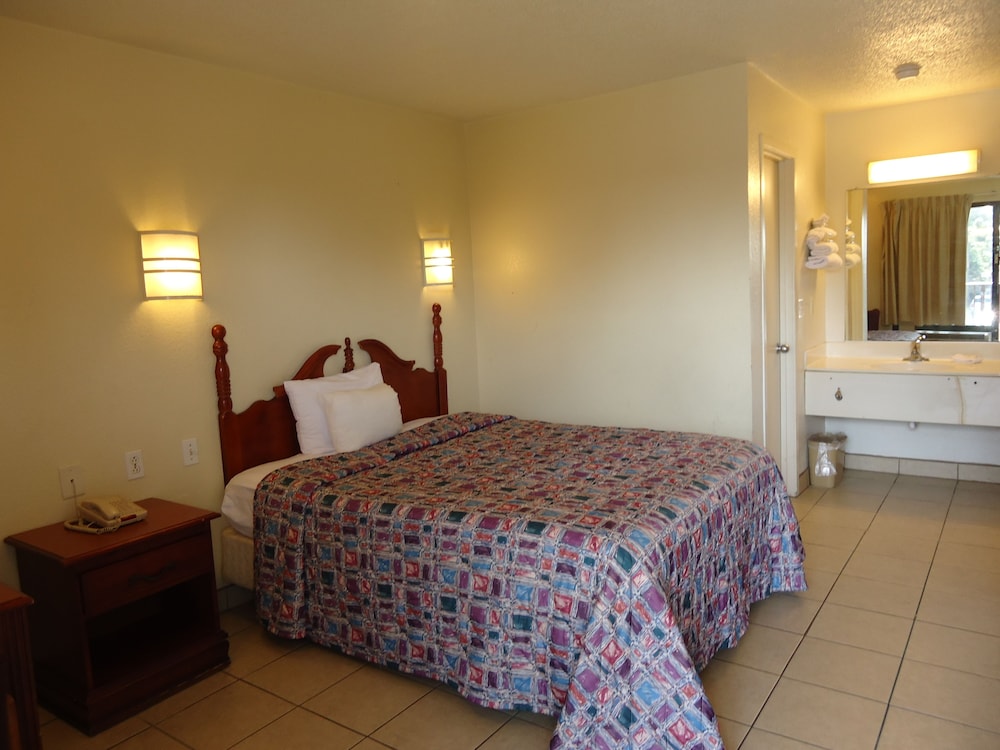 Super 6 Inn & Suites 23/40