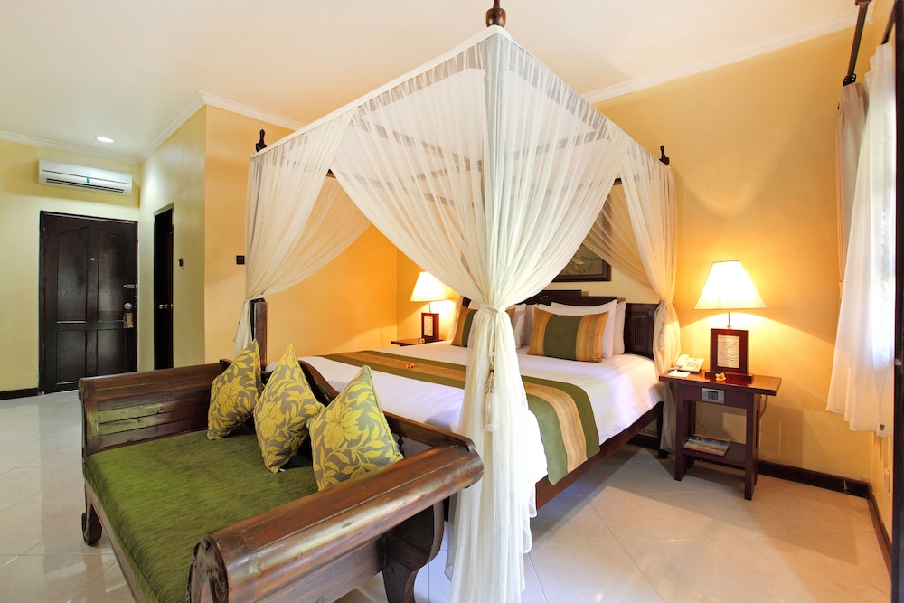 DELUXE, DOUBLE OR TWIN BED